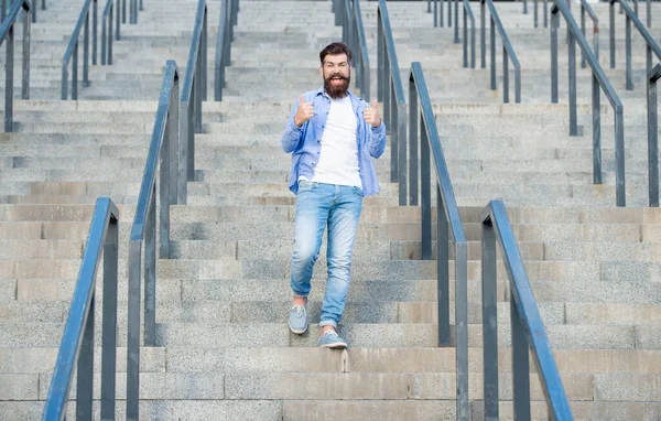 Blij Hippe Wandeling Naar Beneden Volledige Lengte Van Hipster Met — Stockfoto