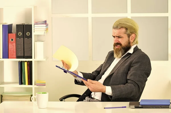 Resmi Ceketli Kızgın Sakallı Adam Masada Oturuyor Patron Yerinde Modern — Stok fotoğraf