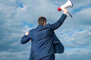 Arkaplanda hoparlör tutan iş adamlarının arka plan görüntüsü.