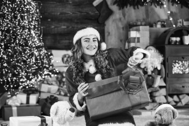 Moda dükkanı. Tatili kutlayalım. Makyaj malzemeleri al. Hediye kutusu. Özel fiyat. Noel ağacının yanındaki kız. Noel geleneği. Kadınlar Noel 'in tadını çıkarır. Güzel kız Noel 'i kutlamaya hazır.