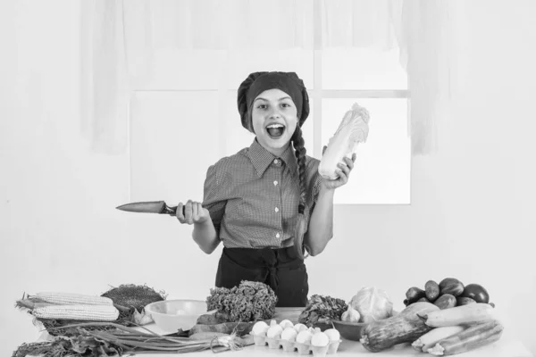 Menina Alegre Cozinha Salada Vitamina Verduras Dieta — Fotografia de Stock