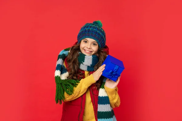 Enfant Gai Vêtements Hiver Tenir Boîte Sur Fond Rouge Journée — Photo