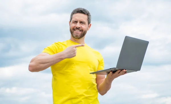 Pria Senang Bekerja Online Pada Laptop Latar Langit — Stok Foto