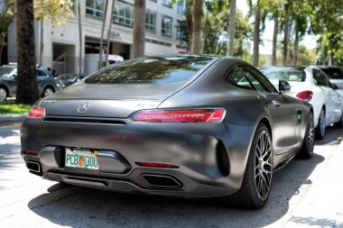 Miami Beach, Florida USA - 15 Nisan 2021: mat Mercedes Benz V8 biturbo, arka köşe açısı alçak açı.