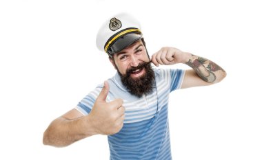 Bıyığıyla gurur duyuyor. Mutlu denizci bıyığı dönüşü. Bıyıklı sakallı adam, başparmağını kaldır. Fevkalade erkeksi bıyık. Macera ruhu.