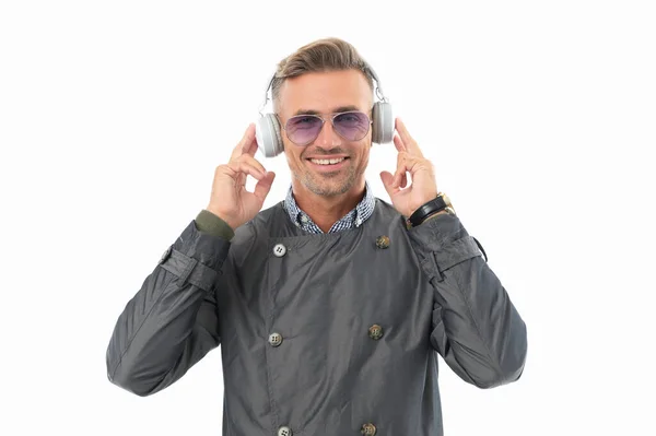 Ευτυχισμένος Επιχειρηματίας Που Φοράει Ακουστικά Για Μουσική Στούντιο Απομονωμένο Λευκό — Φωτογραφία Αρχείου