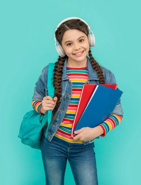 Menina Adolescente Feliz Ouvindo Fundo Azul Curso Áudio Adolescente Ouvindo — Fotografia de Stock