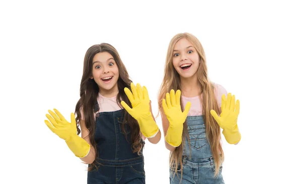 Lar Preocupa Meninas Pequenas Felizes Usando Luvas Borracha Domésticas Crianças — Fotografia de Stock