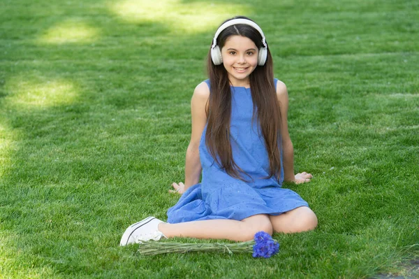 Chica Adolescente Positiva Escuchar Música Niño Auriculares Inalámbricos Música Niño — Foto de Stock