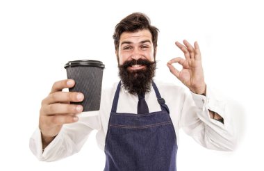 Al. Barista senin için kahve hazırladı. Taze kahvenin tadını çıkarıyorum. Gitmek için bir fincan taze kahve al. Sakallı adam kağıt kahve fincanı tutuyor. Beyaz üzerine izole önlük olgun barista. Robusta arabica karışımı.