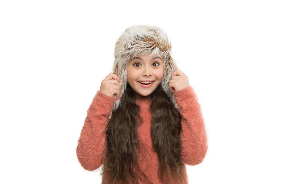 ファブリックコンディショナーを使って お気に入りのイヤーフラップ帽子 クリスマスの顔だ ニットセーターの幸せな女の子 子供用の編み物用品 冬のファッショントレンド 白に隔離された小さな子供 休日の準備 — ストック写真