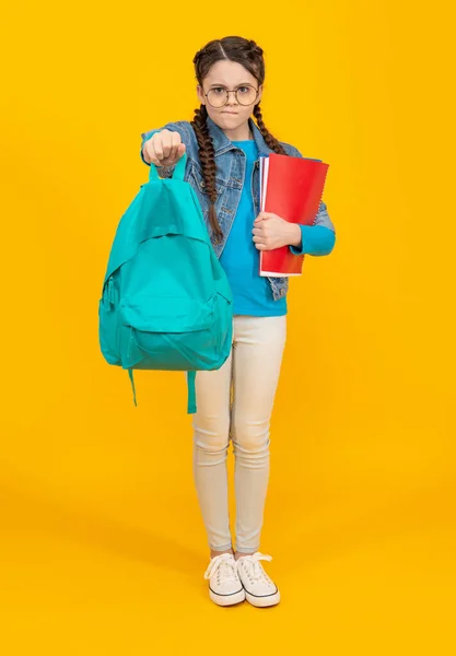 Menina Adolescente Infeliz Segurando Saco Escolar Fundo Amarelo Educação Escolar — Fotografia de Stock