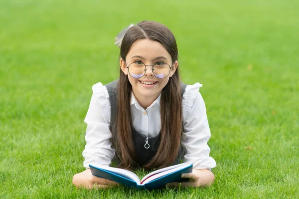 Olvasási Idő Portré Boldog Tizenéves Lány Olvasás Könyv Feküdt Füvön — Stock Fotó