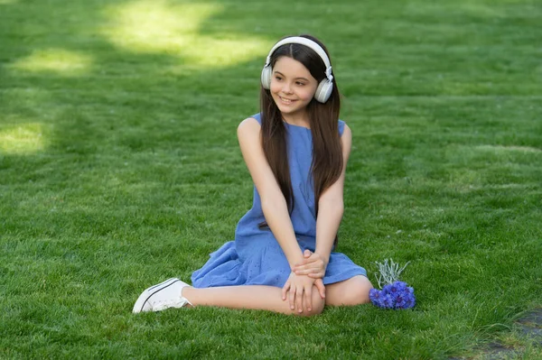 Menina Adolescente Sorriso Ouvir Música Criança Fones Ouvido Música Sem — Fotografia de Stock