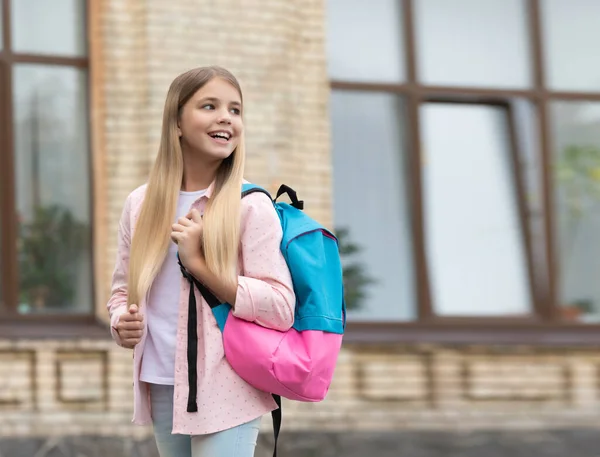Mutlu Genç Kız Okula Geri Dönüyor Eylül Okul Günü Bilgi — Stok fotoğraf