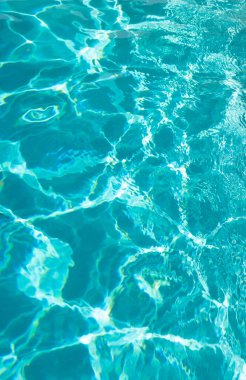 Akdeniz 'de dalgalı yüzme havuzu suyunun mavi arkaplan rengi.