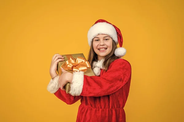 Frohe Weihnachten Kind Mädchen Tragen Roten Weihnachtsmann Hut Und Kostüm — Stockfoto