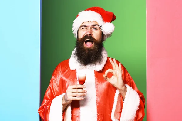 Schöner Bärtiger Weihnachtsmann Mit Langem Bart Auf Lustigem Gesicht Mit — Stockfoto