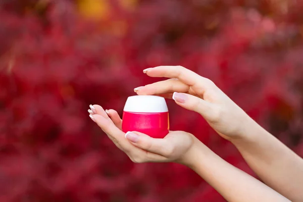 Handen Vasthouden Aanbrengen Hydraterende Crème Pot Voor Huidverzorging — Stockfoto