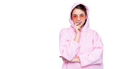 Mutlu moda kadını gülümsüyor. Parmağını dudağında tutuyor. Pembe kapüşonlu..