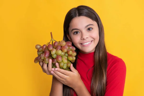 Niño Feliz Celebrar Uvas Frescas Fruta Sobre Fondo Amarillo — Foto de Stock