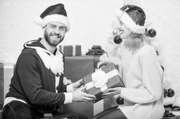 Liefdevol Stel Glimlachend Uit Pakken Cadeau Kerstboom Achtergrond Verliefd Stel — Stockfoto