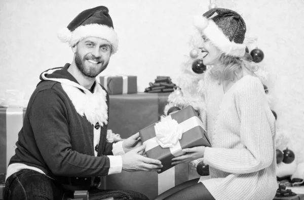 Casal Amoroso Sorrindo Desempacotando Presente Natal Árvore Fundo Casal Apaixonado — Fotografia de Stock