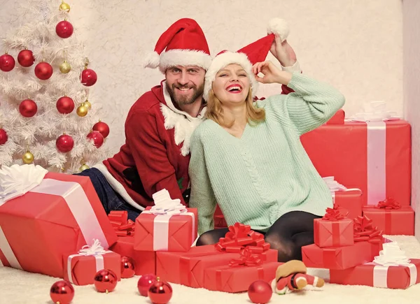 Een Paar Dragen Hoeden Als Kerstman Kerstboom Achtergrond Het Gemakkelijk — Stockfoto