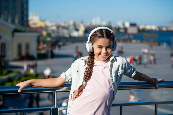 Chica Feliz Usando Auriculares Para Música Aire Libre Música Adolescente — Foto de Stock