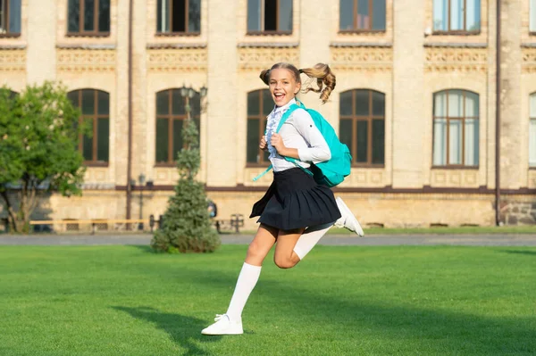 Podekscytowana Nastolatka Biegnie Szkoły Energiczna Uczennica Niosąca Torbę Szkolną Powietrzu — Zdjęcie stockowe