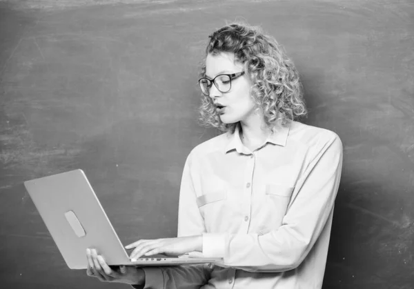 Kurs Online Szkolny Notatnik Nauczycielski Informatyka Programowanie Dziewczyna Surfująca Internecie — Zdjęcie stockowe
