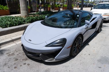 Miami Beach, Florida ABD - 15 Nisan 2021: beyaz Mclaren 570 üstü açık spor araba, köşe manzaralı.