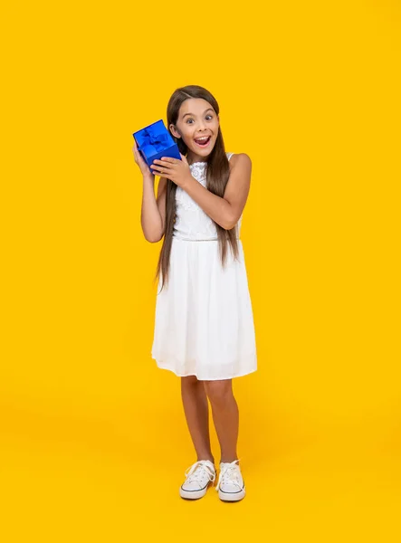 Έκπληκτος Έφηβος Κορίτσι Κρατήσει Παρόν Κουτί Κίτρινο Φόντο — Φωτογραφία Αρχείου