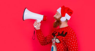 Mutlu Xmas. İyi ki adam hoparlörden Xmas satışlarını duyurdu. Xmas 'taki adam kırmızıda izole edilmiş..