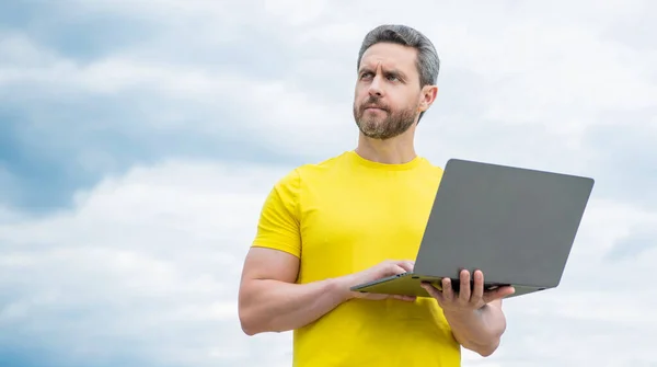 Mann Arbeitet Online Laptop Auf Sky Hintergrund Kopierraum — Stockfoto