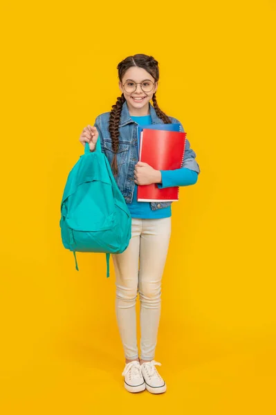 Ευτυχισμένος Έφηβος Κορίτσι Κρατώντας Τσάντα Σχολείο Κίτρινο Φόντο Σχολική Εκπαίδευση — Φωτογραφία Αρχείου