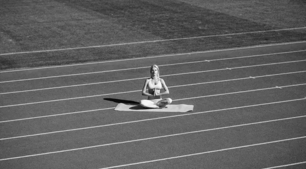 Mulher Atlética Fitness Prática Desgaste Ioga Estádio Ioga — Fotografia de Stock