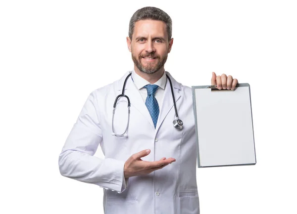 Szczęśliwy Lekarz Wykazujący Kartotekę Kliniczną Lekarz Izolowany Biało Kartoteką Kliniczną — Zdjęcie stockowe