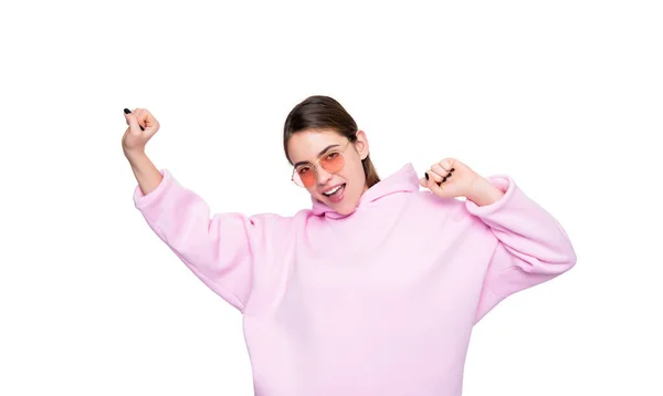 Счастливая Женщина Улыбается Делая Победный Жест Случайных Розовый Капюшон Очки — стоковое фото
