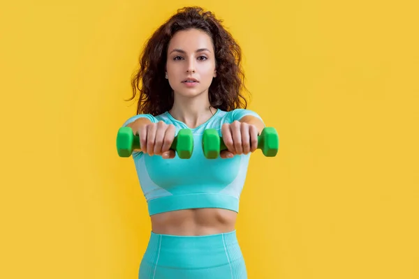 Mulher Fitness Fazer Exercício Levantamento Peso Com Halteres Com Foco — Fotografia de Stock