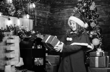 Size de mutlu Noeller. Elf çocuğu Xmas ağacı. Tatil alışverişi. Noel zamanı. Alışveriş satışı. Kırmızı şapkalı küçük kız. Alışveriş günü. Mutlu yıllar. Noel Baba 'nın küçük kızı. Noel alışverişi.