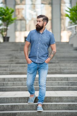 Sakallı hippi aşağıda yürüyor. Sakallı bir hippi. Kafkasyalı hippi açık havada.