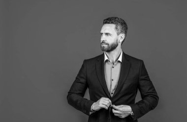 Resmi takım elbiseli yakışıklı, kendine güvenen iş adamı, kopyalama alanı, iş.