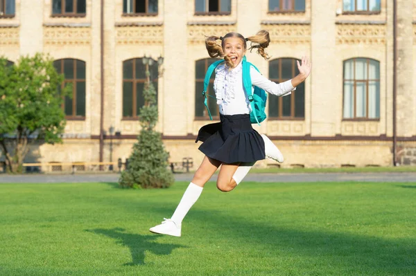 Emocionado Adolescente Uniforme Escolar Saltando Aire Escolar Enérgica Vuelta Escuela — Foto de Stock