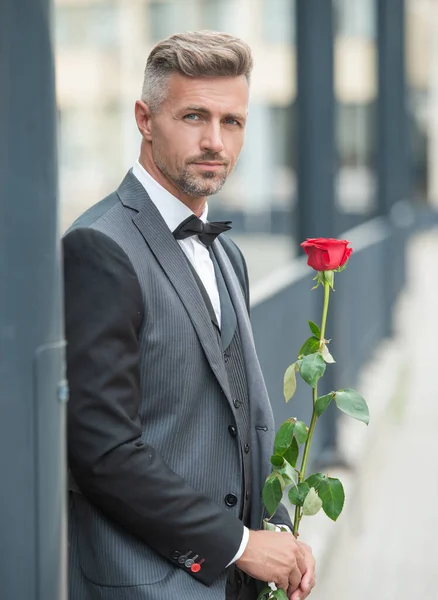 Data Noivado Homem Grelhado Celebra Noivado Homem Com Rosa Presente — Fotografia de Stock