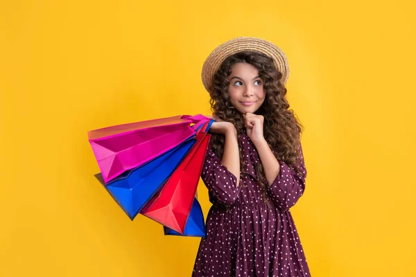 Bambino Allegro Con Capelli Ricci Tenere Borse Della Spesa Sfondo — Foto Stock