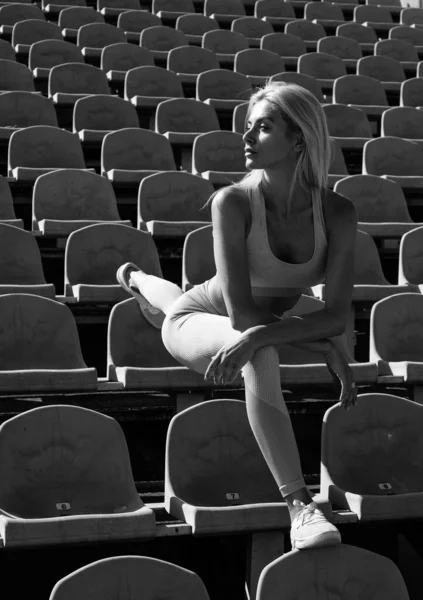 運動選手の女性は競技場でストレッチをし — ストック写真