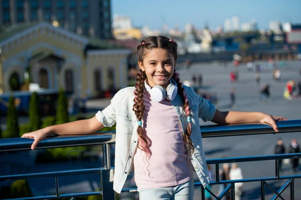 Chica Feliz Apoyada Barandilla Adolescente Con Coletas Sonriendo Aire Libre — Foto de Stock