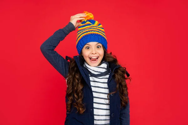 Esprimere Emozione Positiva Moda Invernale Bambino Sorpreso Con Capelli Ricci — Foto Stock