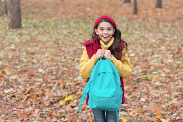 Felice Adolescente Che Tiene Borsa Della Scuola Giorno Autunno Ragazza — Foto Stock